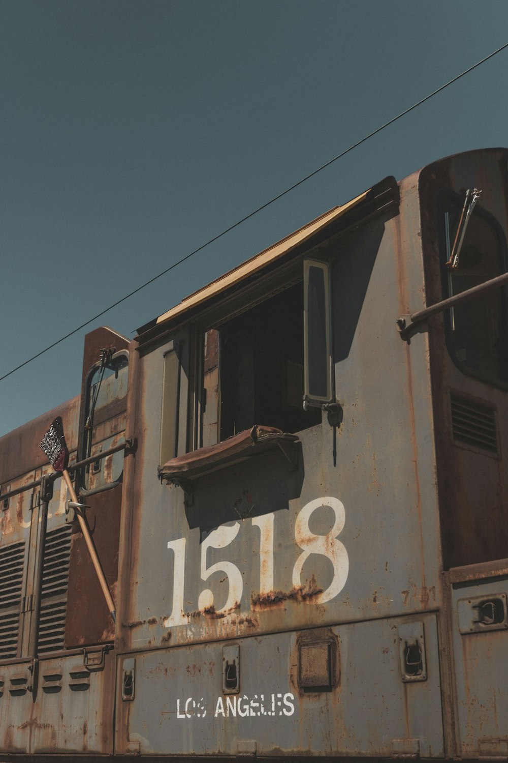 train marron et blanc sous le ciel bleu pendant la journée