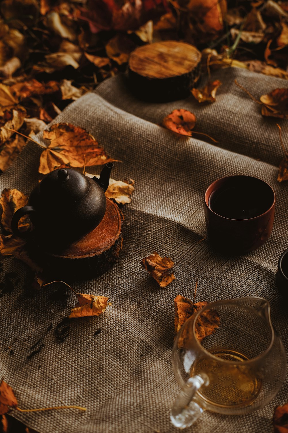 Taza de cerámica negra sobre posavasos de madera marrón