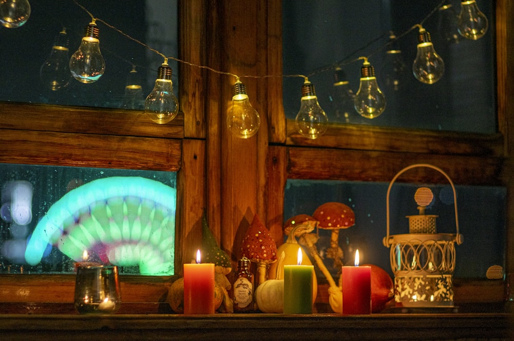 Bougeoir en verre transparent sur étagère en bois brun