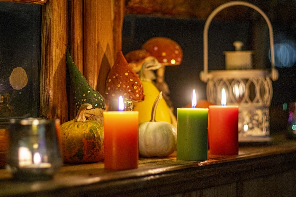 Velas de pilar rojo sobre mesa de madera marrón