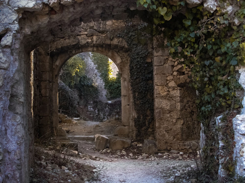 arco de concreto marrom durante o dia