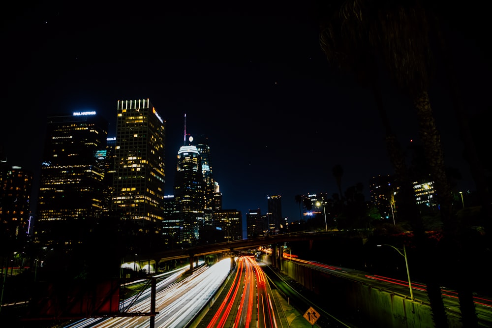 fotografia de lapso de tempo de luzes da cidade durante a noite