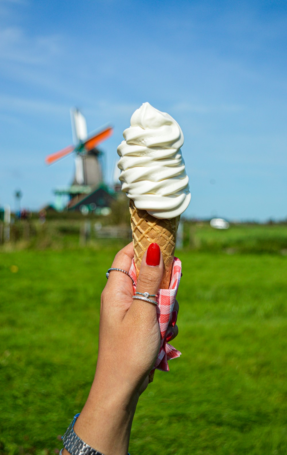 Persona sosteniendo un helado blanco