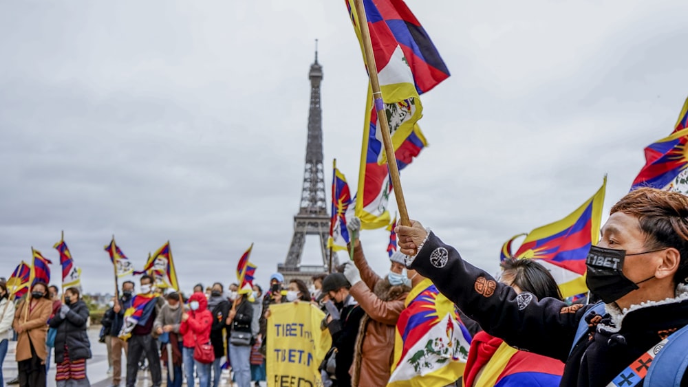 people holding flags during daytime