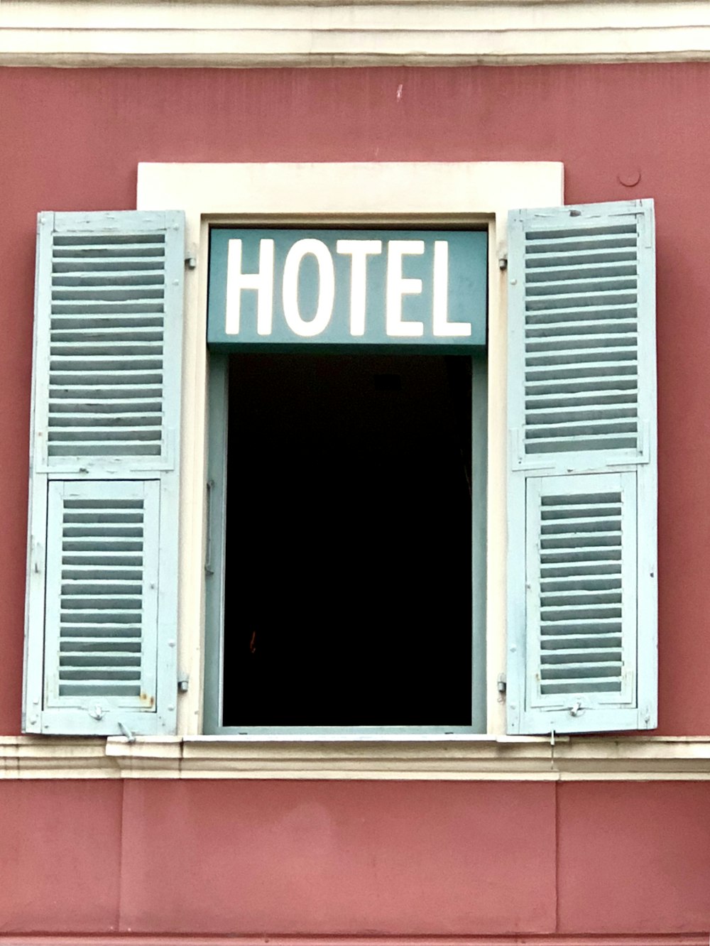 Cadre de fenêtre en bois blanc sur mur rouge