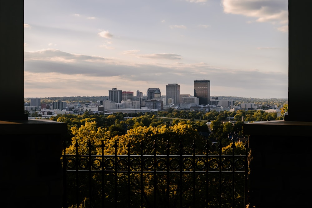 Skyline de la ville sous un ciel gris pendant la journée