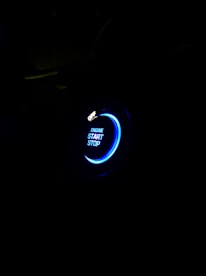 User tapping the start button on a mobile phone displaying a countdown timer in light theme.