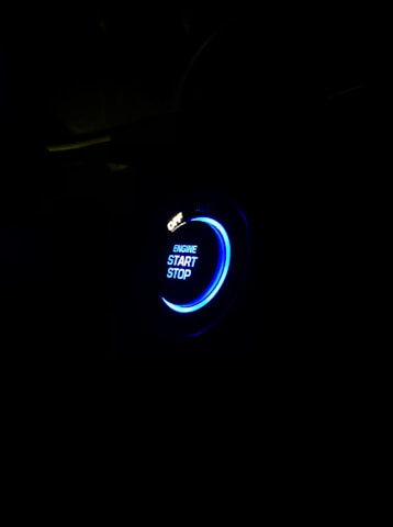 User tapping the start button on a mobile phone displaying a countdown timer in light theme.