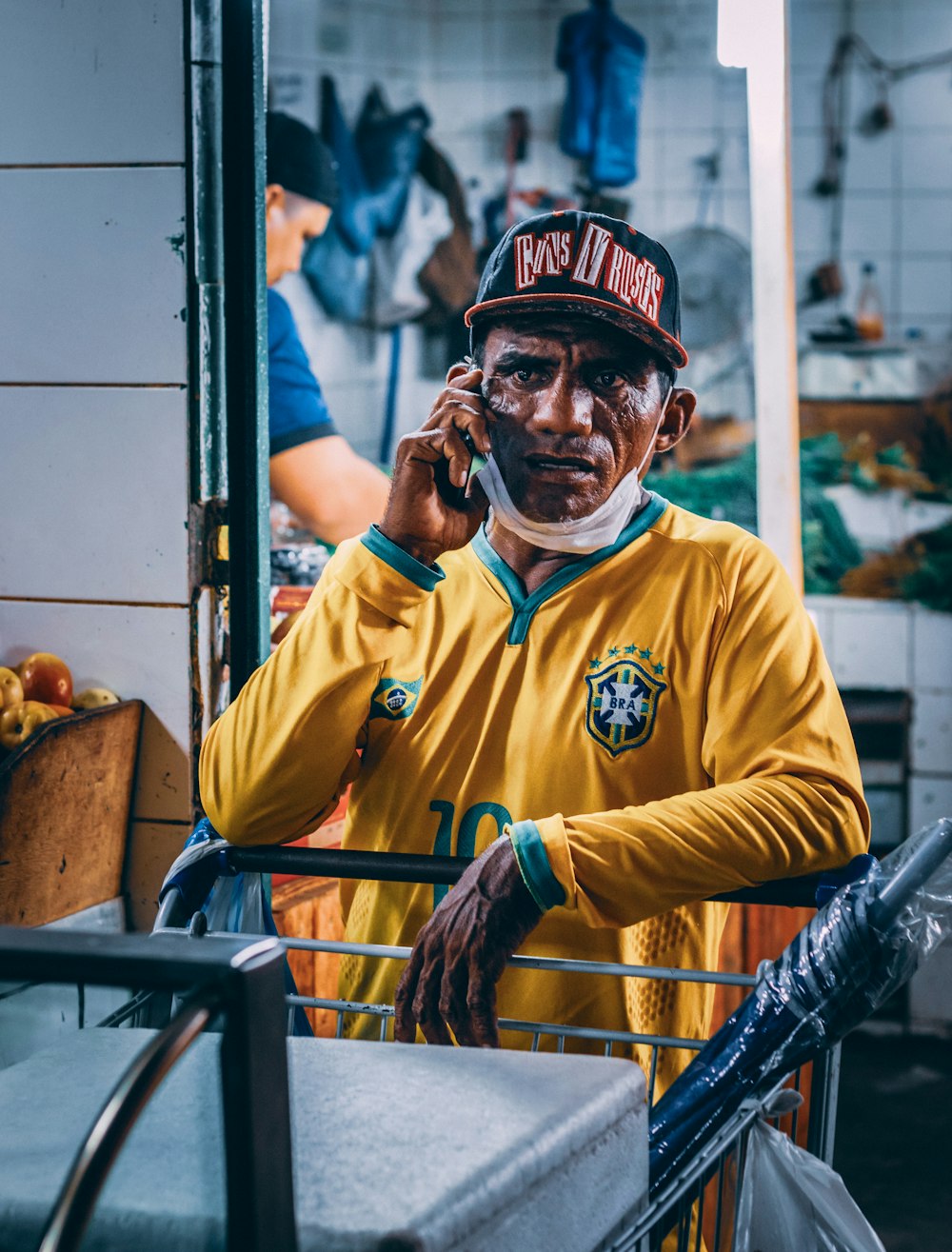 Hombre con camisa amarilla y azul de Nike Jersey con gorra negra y roja