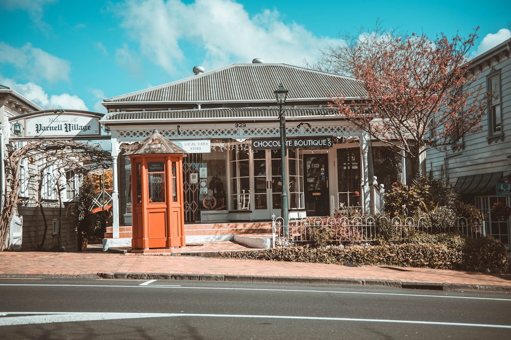 昼間の道路近くの白と茶色のコンクリートの建物