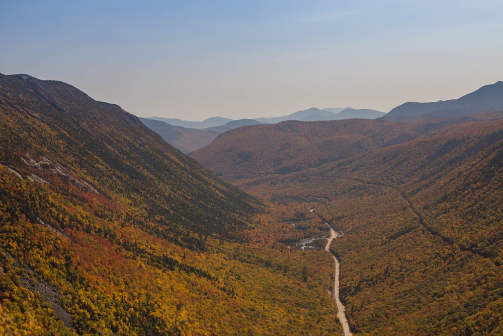 Vue aérienne des montagnes vertes et brunes pendant la journée