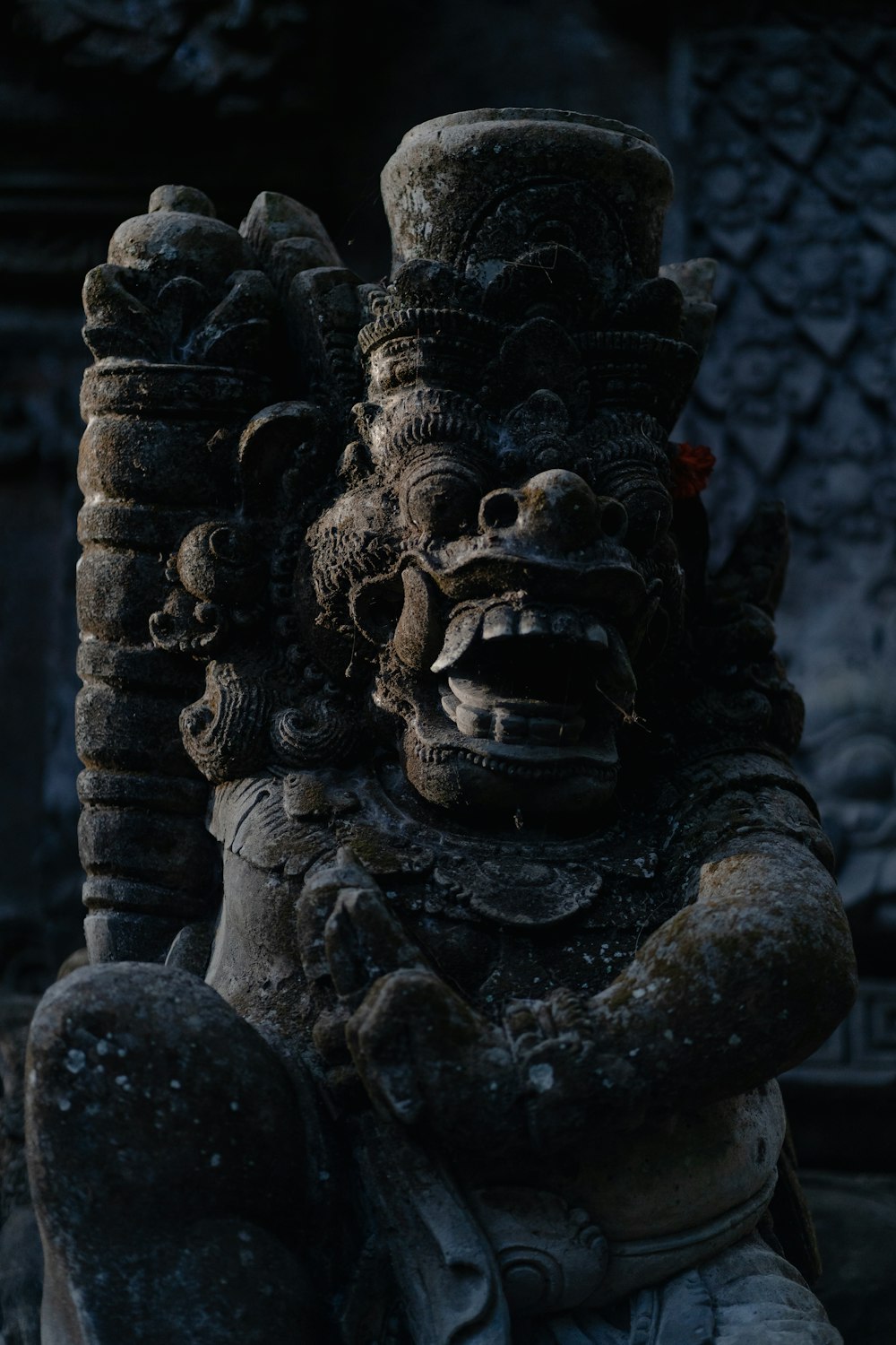 estatua de cara humana de hormigón negro