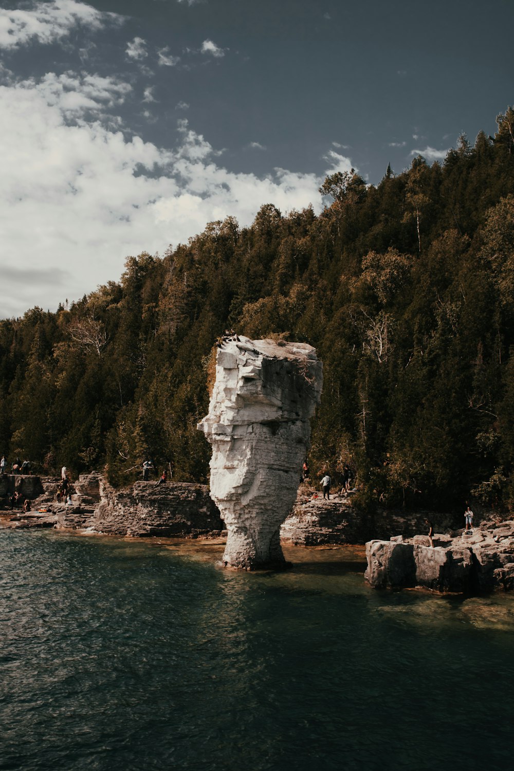 Formación de rocas grises en el cuerpo de agua durante el día