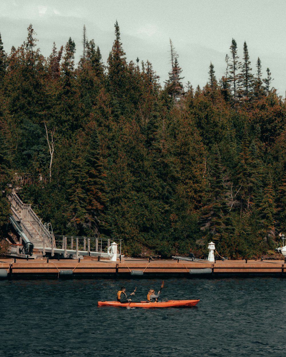 personnes se promenant sur un bateau sur le lac pendant la journée