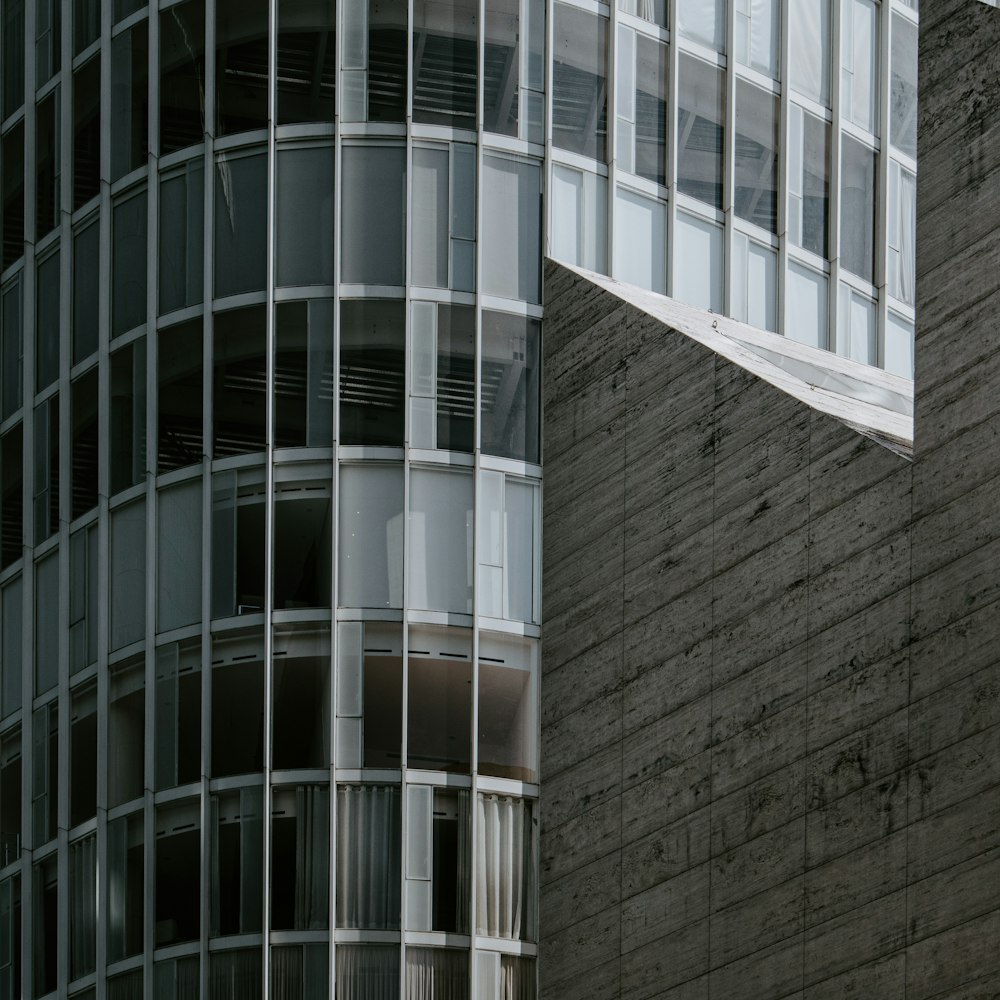 edifício de concreto branco e preto