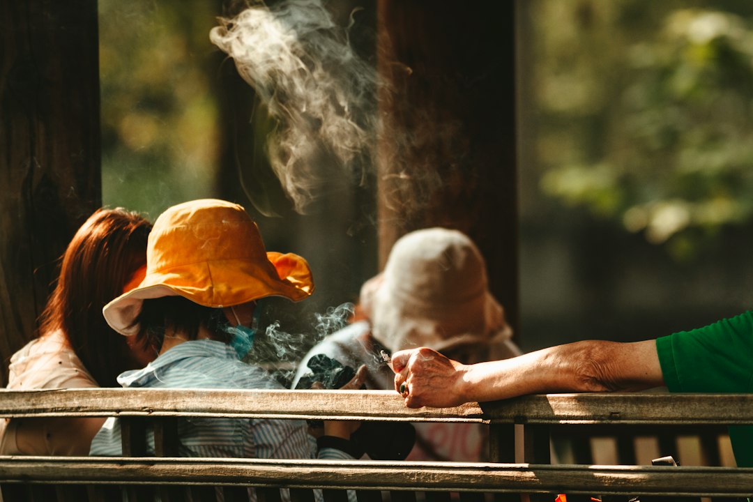 golpe de calor en personas mayores - Golpe de Calor en Personas Mayores: 5 Peligros Ocultos Que NO Sienten Venir (Y Cómo Evitarlos)