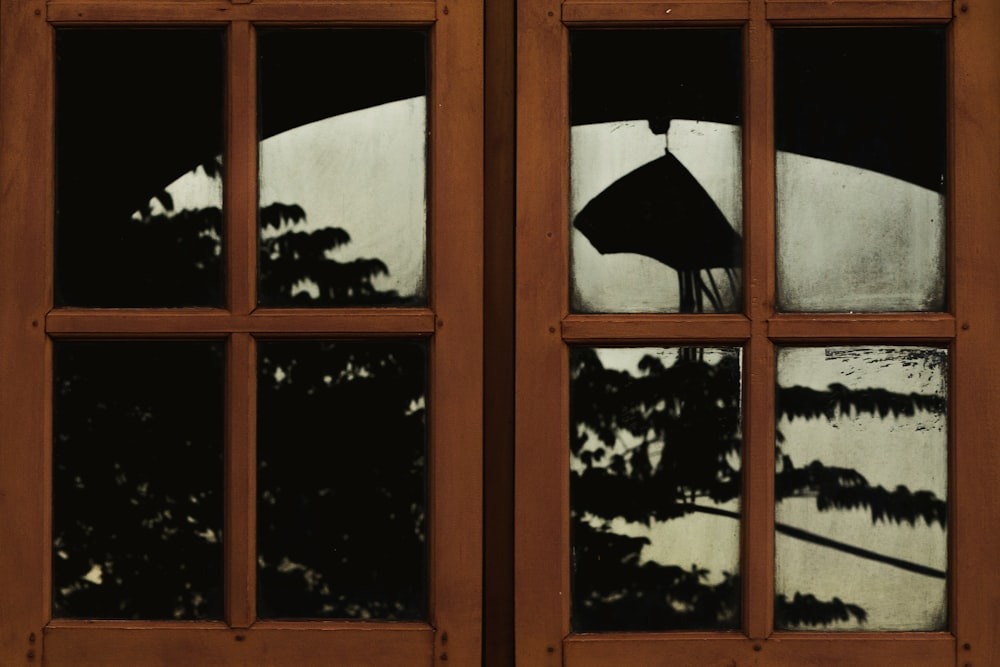 Ventana de vidrio con marco de madera marrón