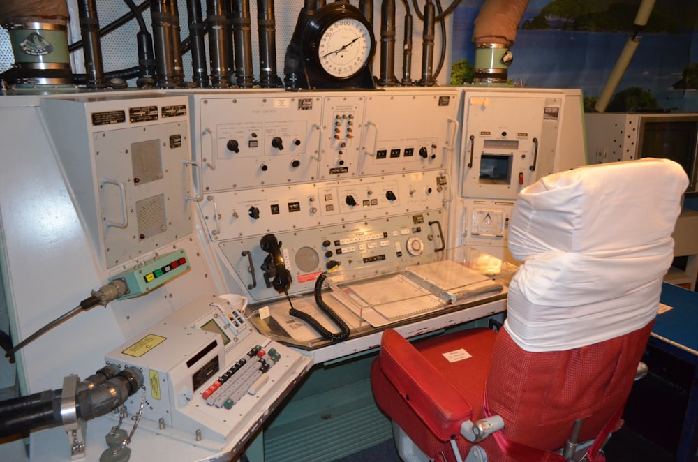 uma sala de controle com um relógio e outros equipamentos