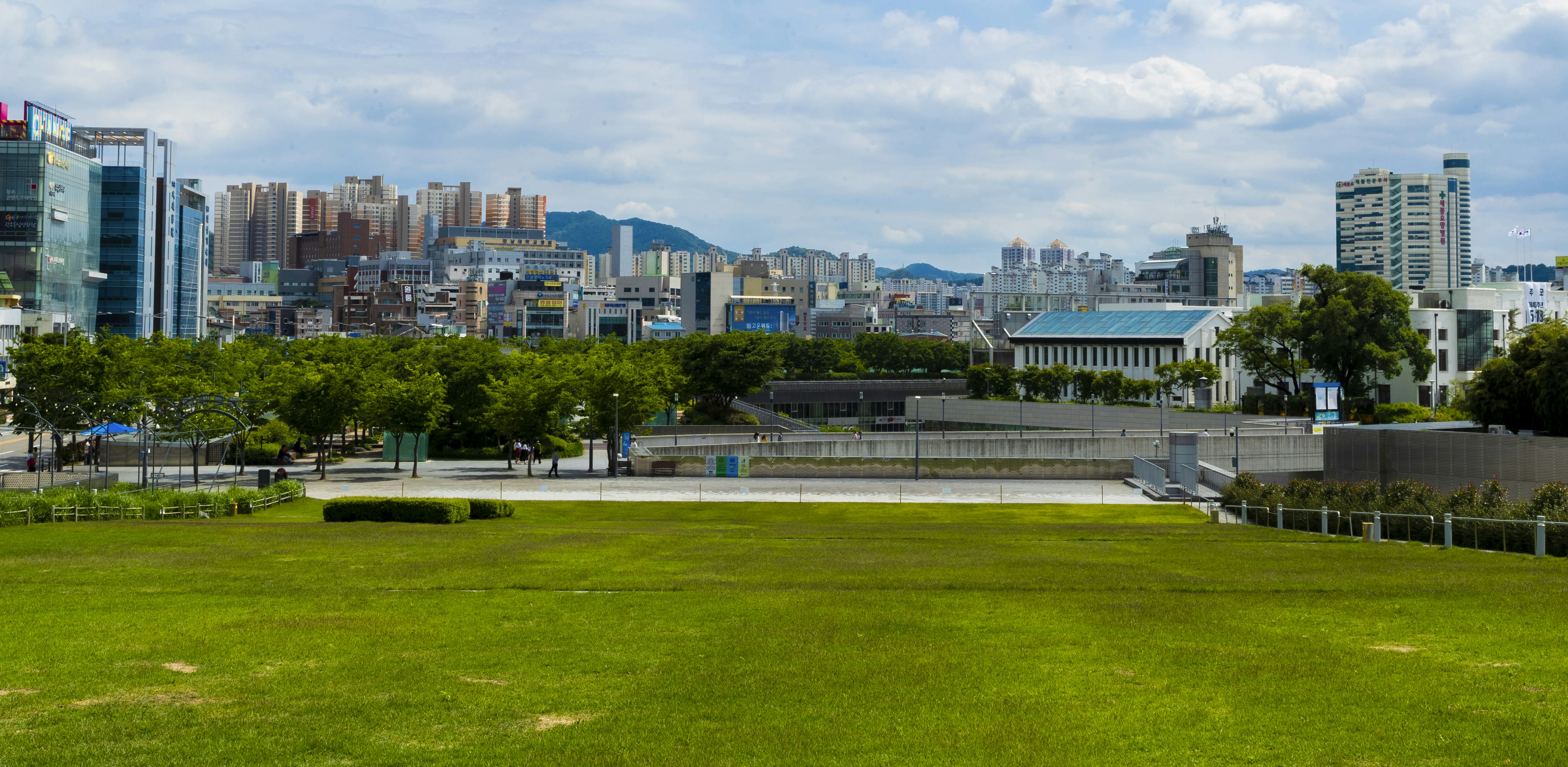 Estadio de altura rodeado por cerros en una ciudad andina