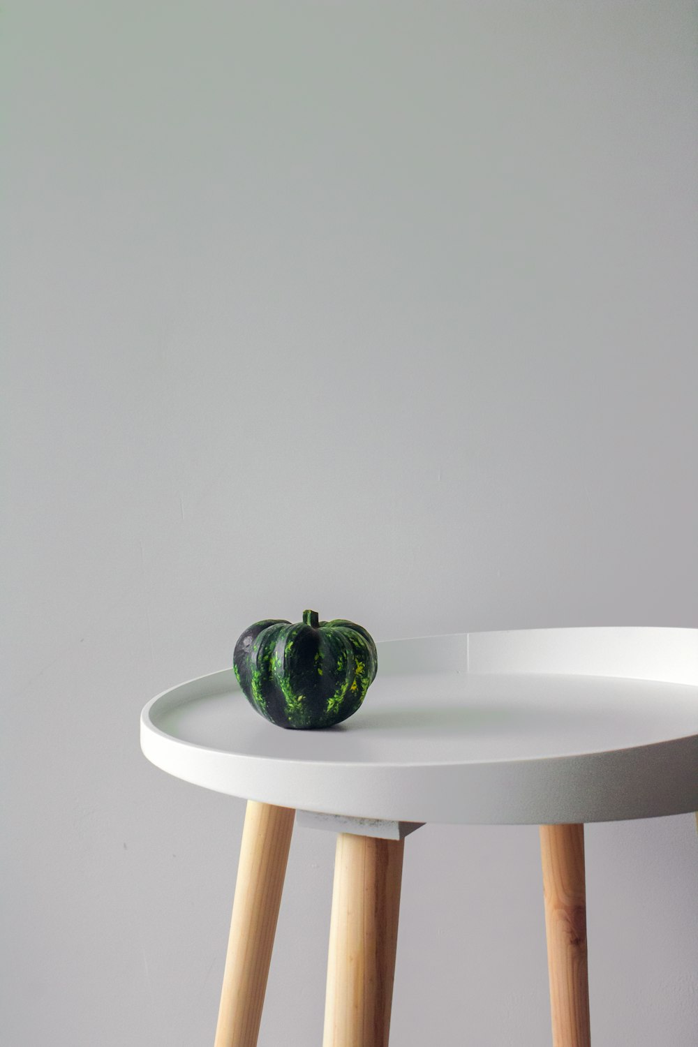 白いテーブルの上に緑の丸い果物