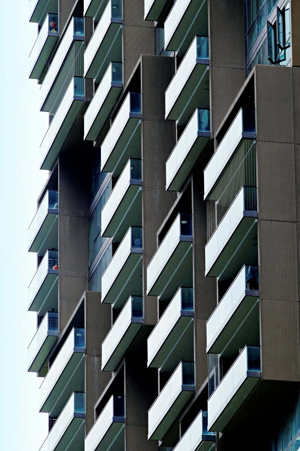 Bâtiment en béton brun et blanc