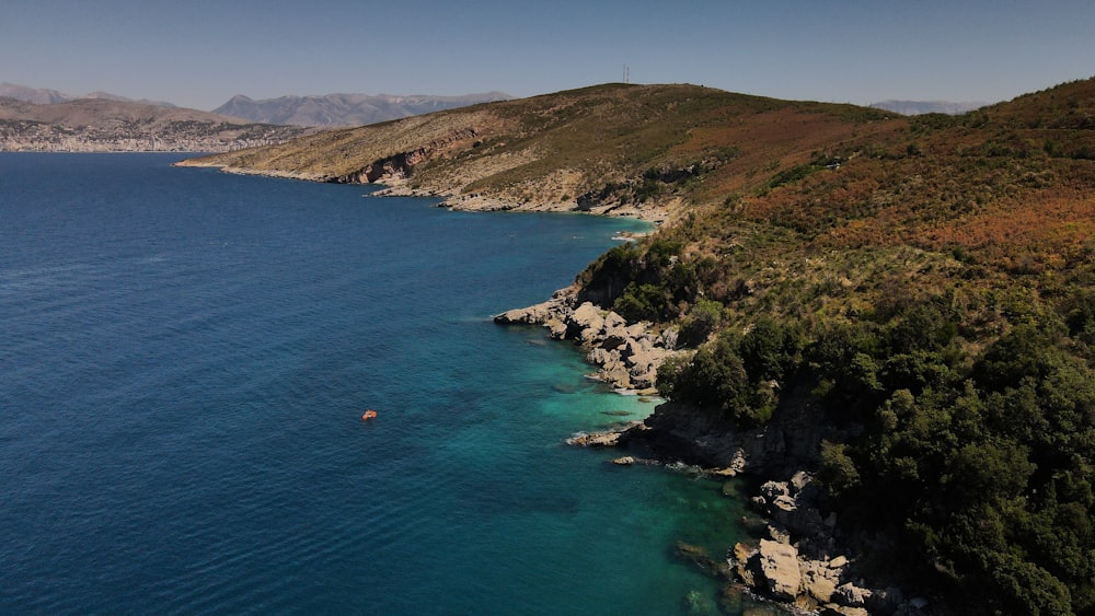 um corpo de água cercado por montanhas e árvores