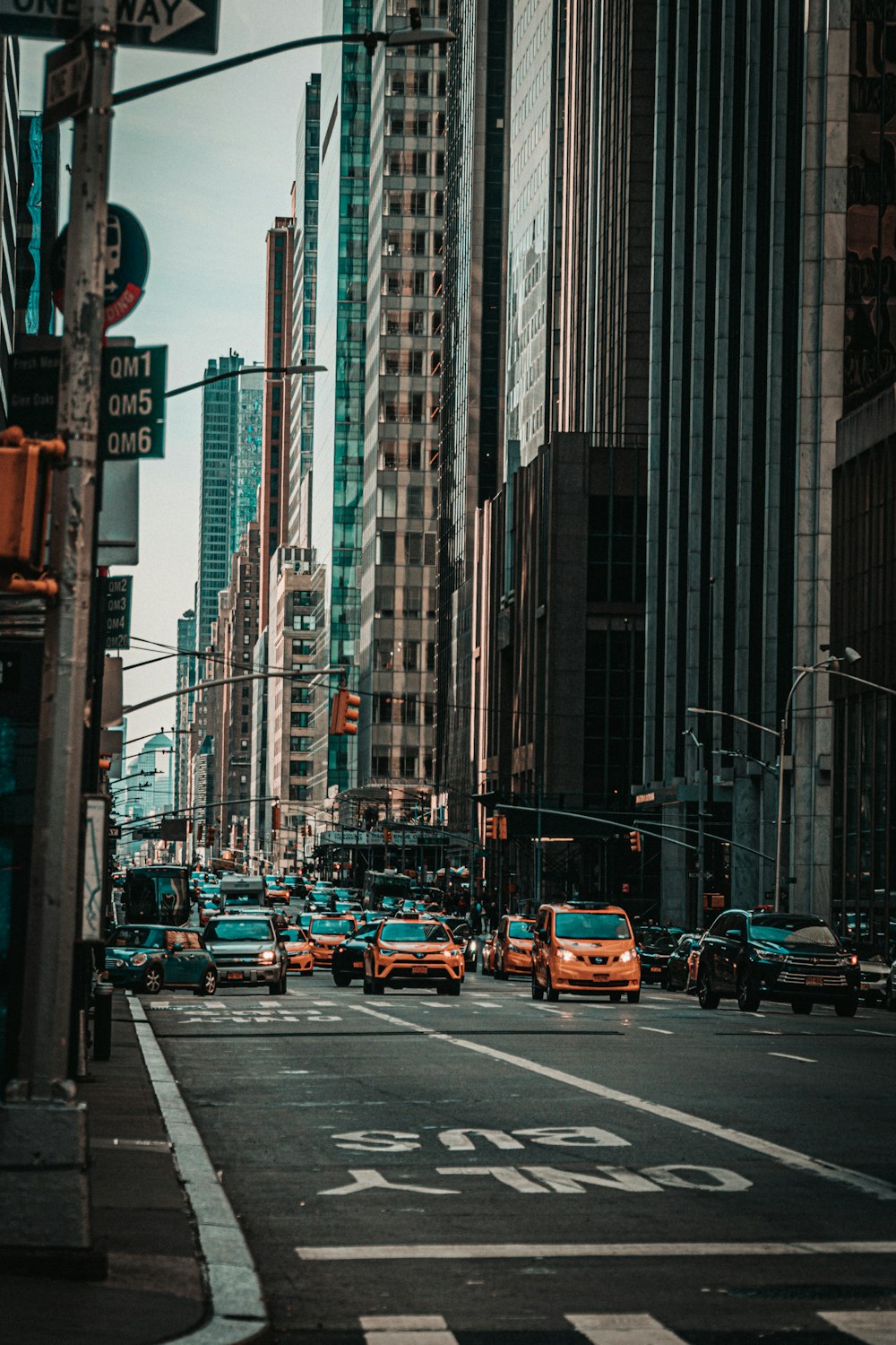 Autos auf der Straße in der Stadt während des Tages