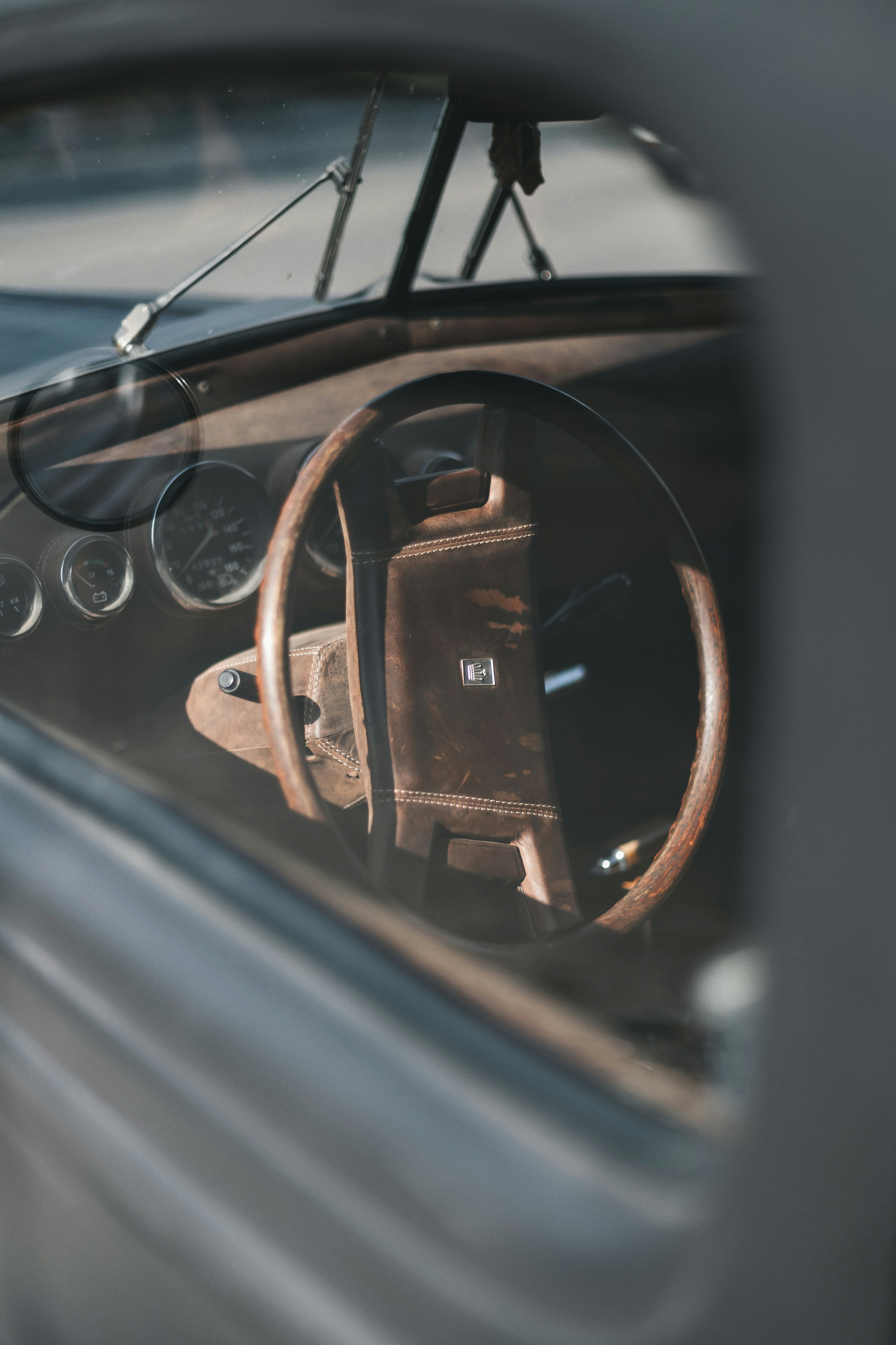 Schwarzes Autolenkrad tagsüber