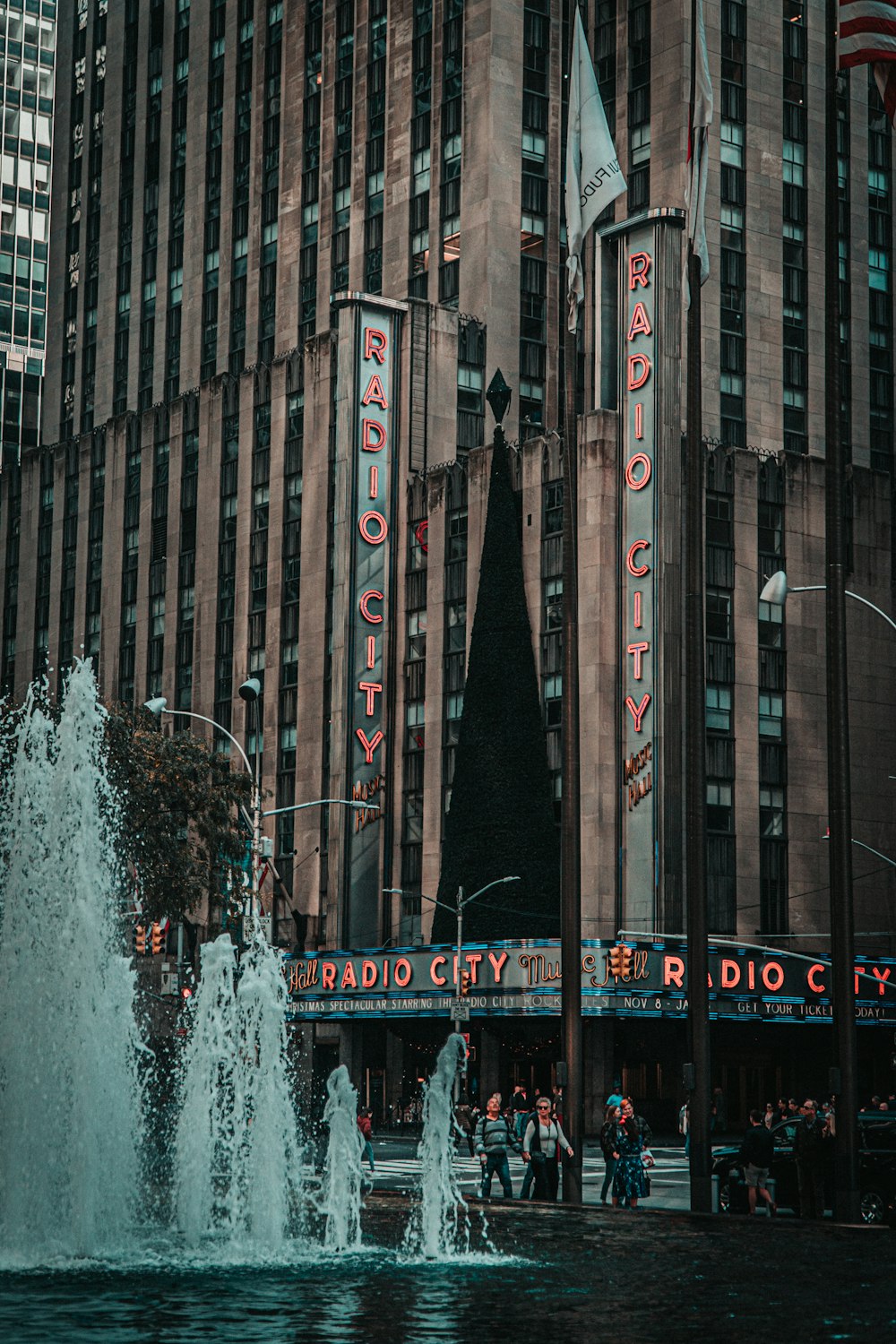 fontana d'acqua nel centro della città durante il giorno
