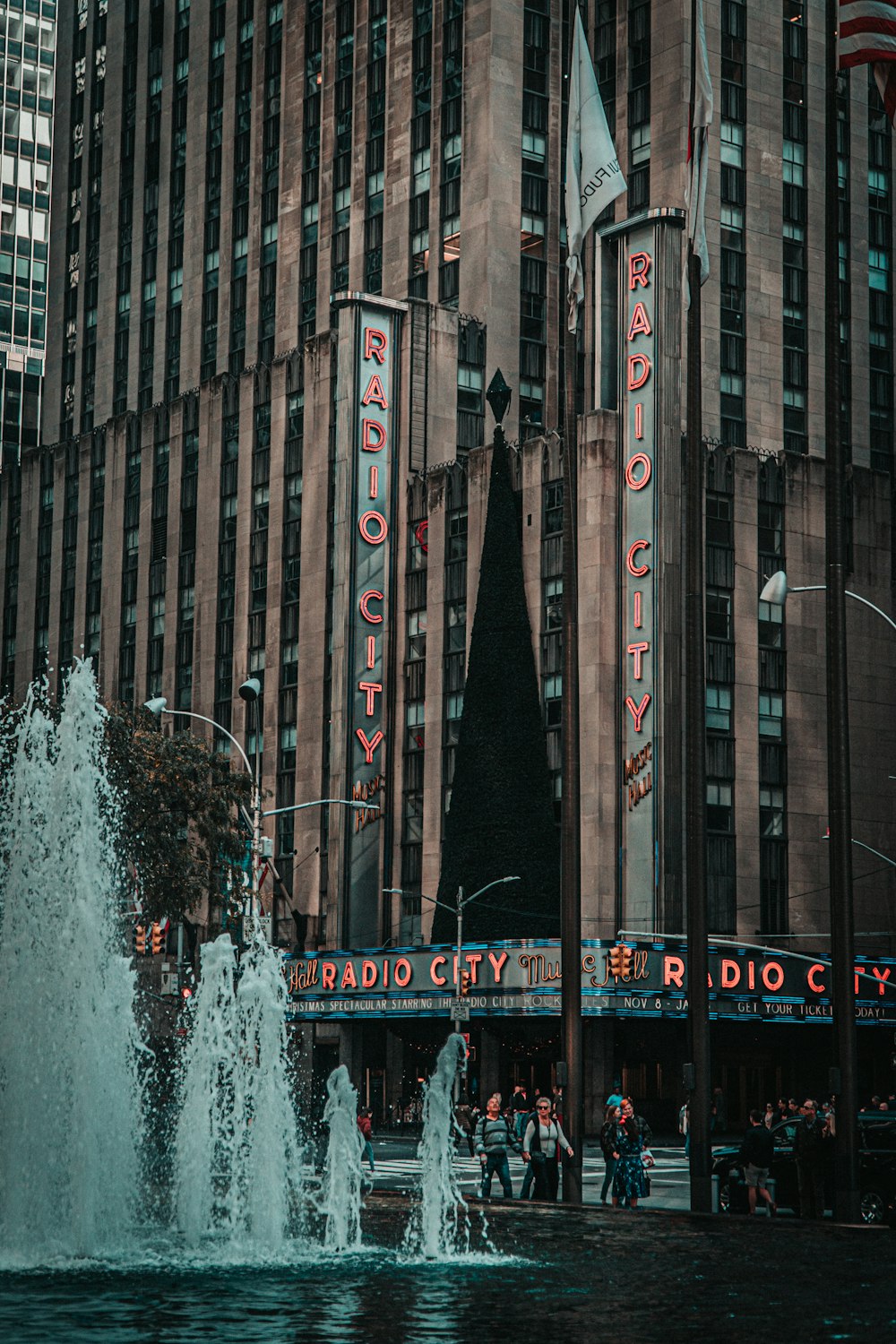 Fuente de agua en el centro de la ciudad durante el día