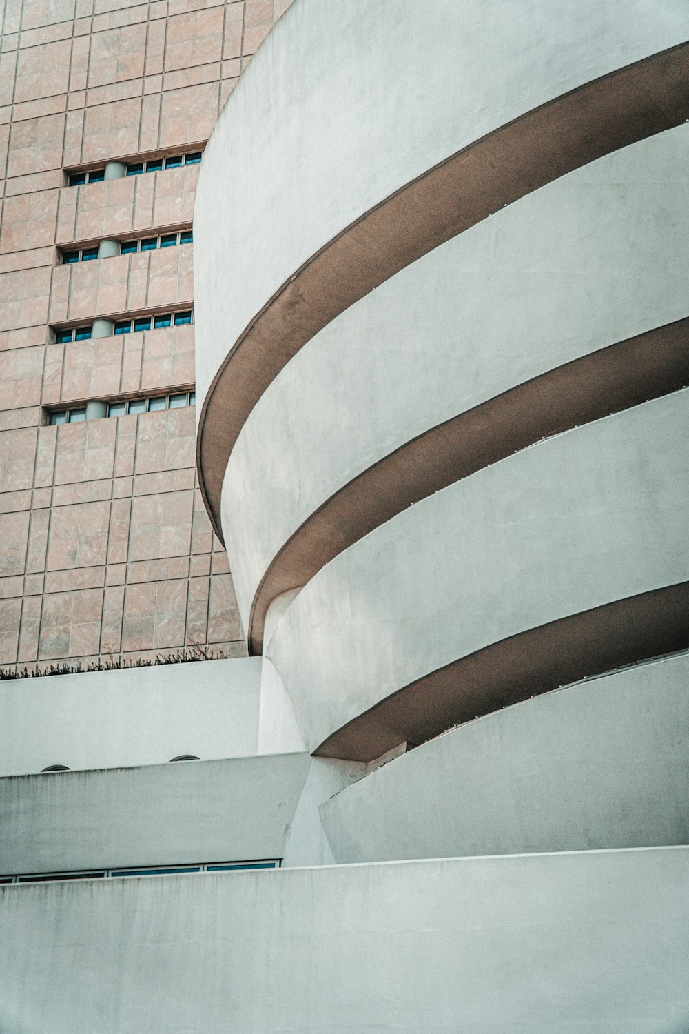 Edificio de hormigón blanco y marrón