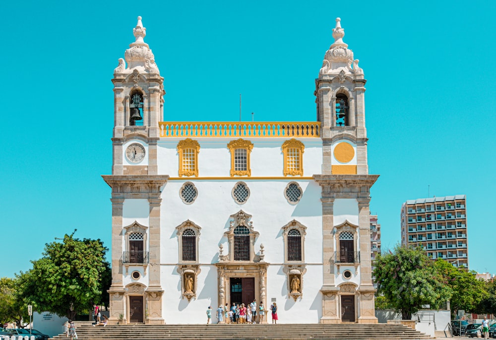 Edificio de hormigón blanco y marrón