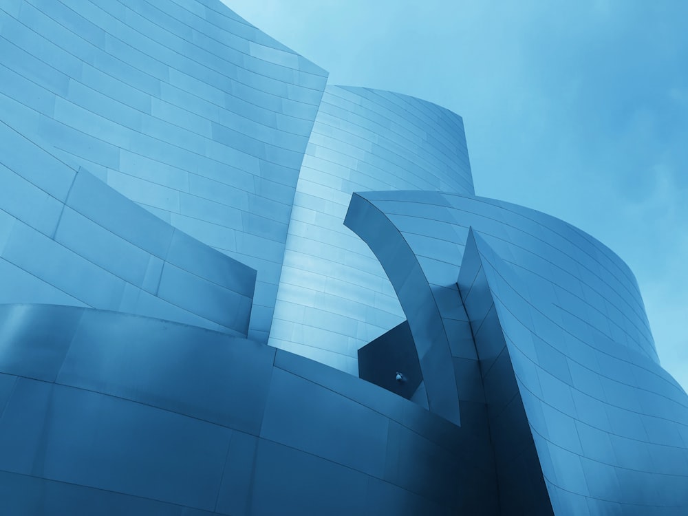 Bâtiment en béton gris sous le ciel bleu pendant la journée