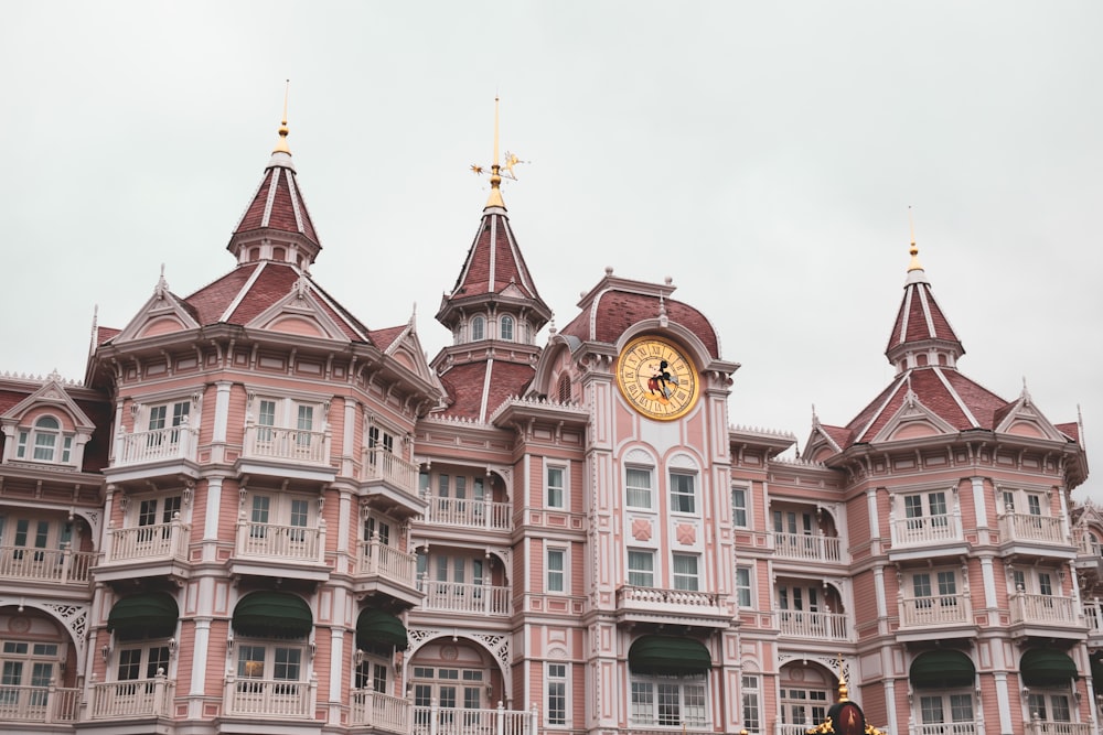 edificio in cemento bianco e marrone