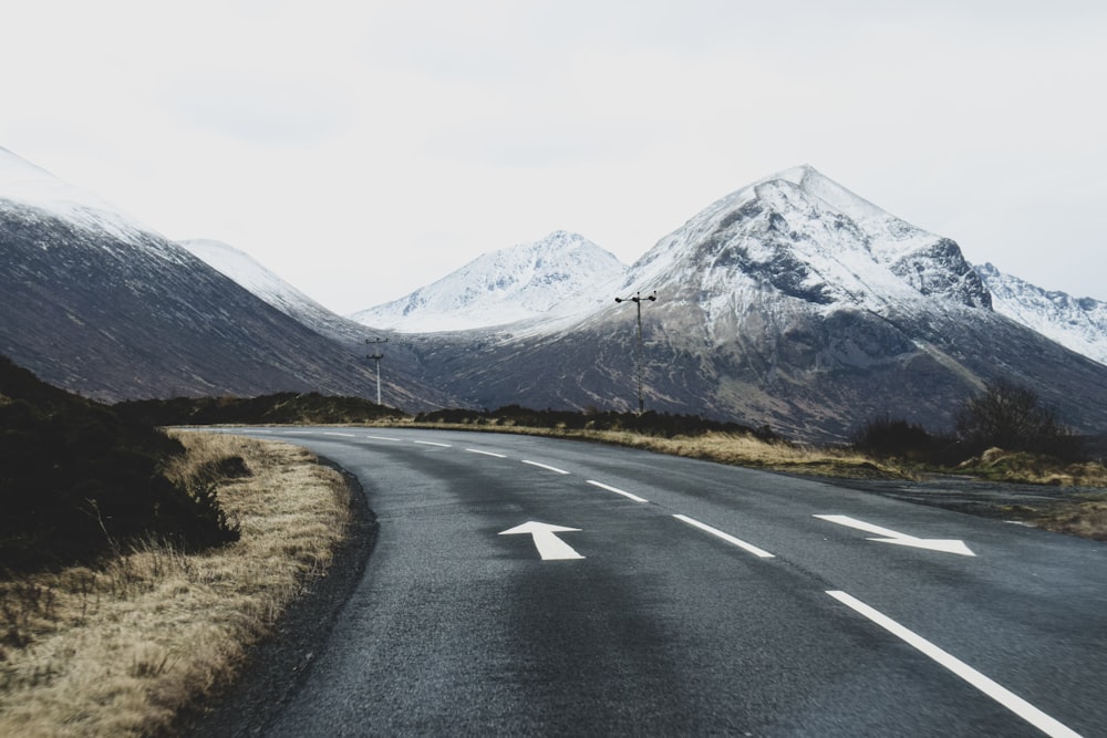 昼間の山の近くの灰色のコンクリート道路