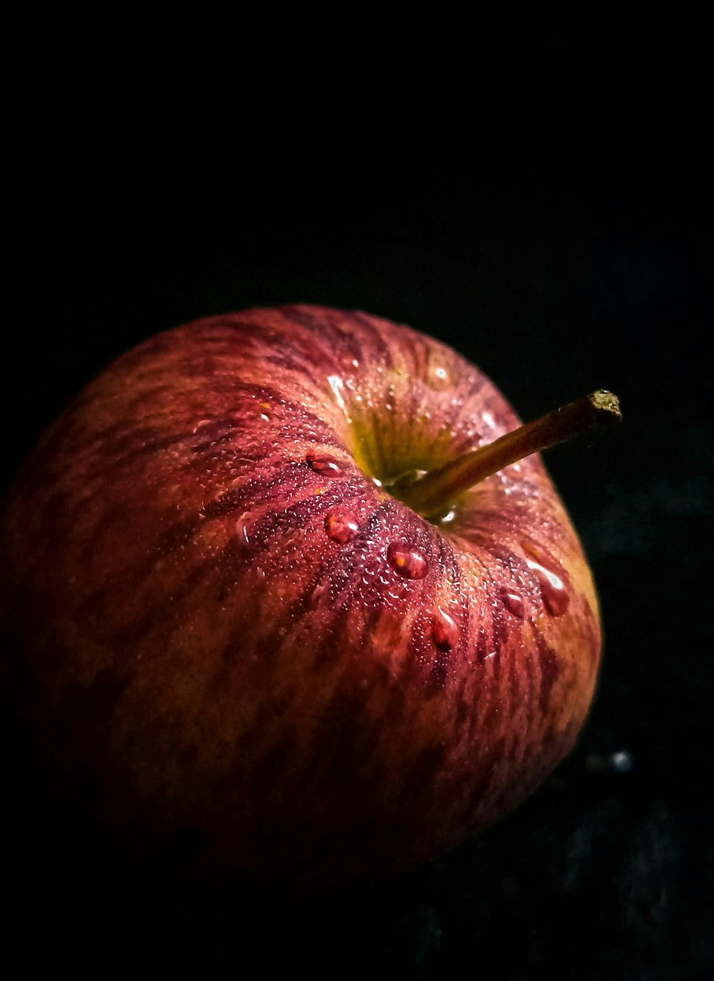 Manzana roja con fondo negro