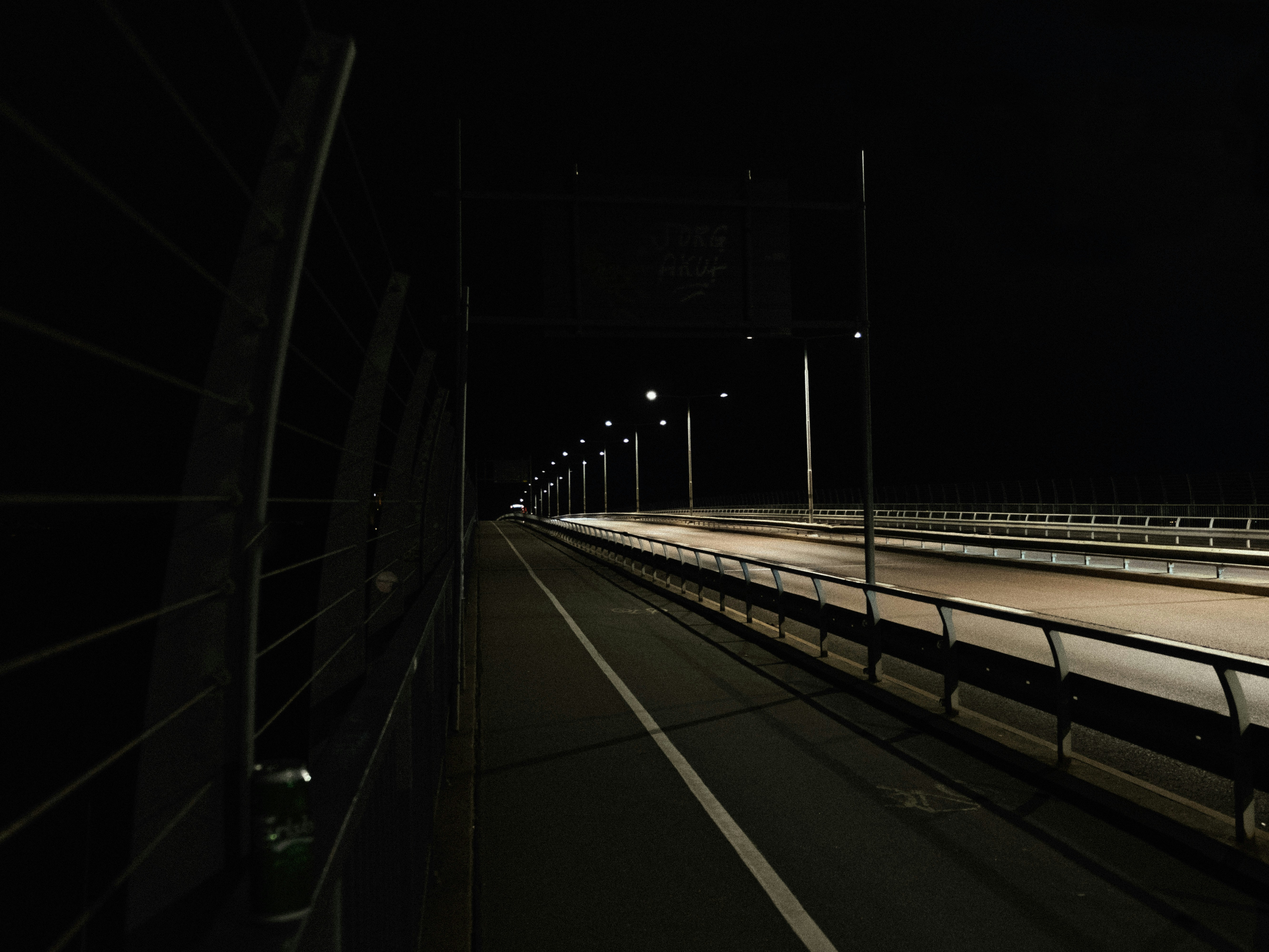 photo-1601292495566-1edcea352ac4?ixid=M3wxMjA3fDB8MXxzZWFyY2h8MTR8fGttYyUyMGo3fGVufDB8fHx8MTc1NzE0MDc0MHww\u0026ixlib=rb-4.1.0