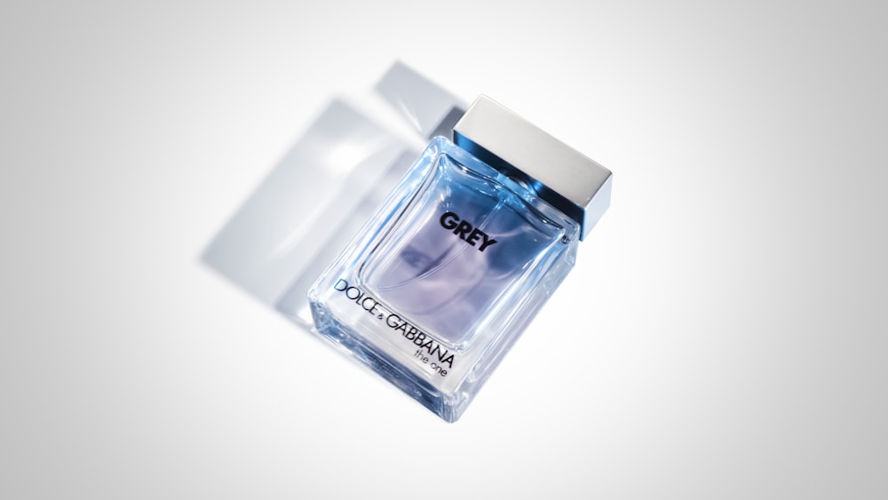 frasco de perfume de vidrio blanco y transparente