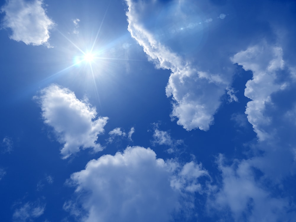 nuages blancs et ciel bleu pendant la journée