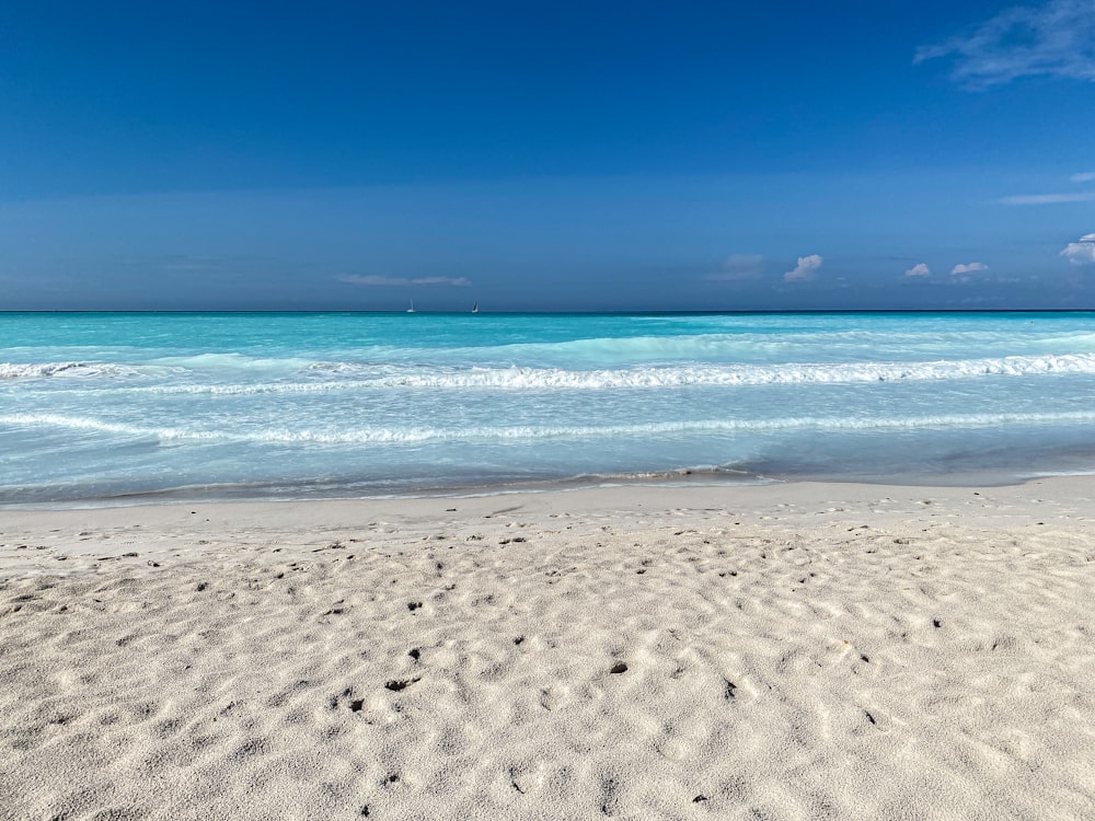 blaues Meer unter blauem Himmel tagsüber