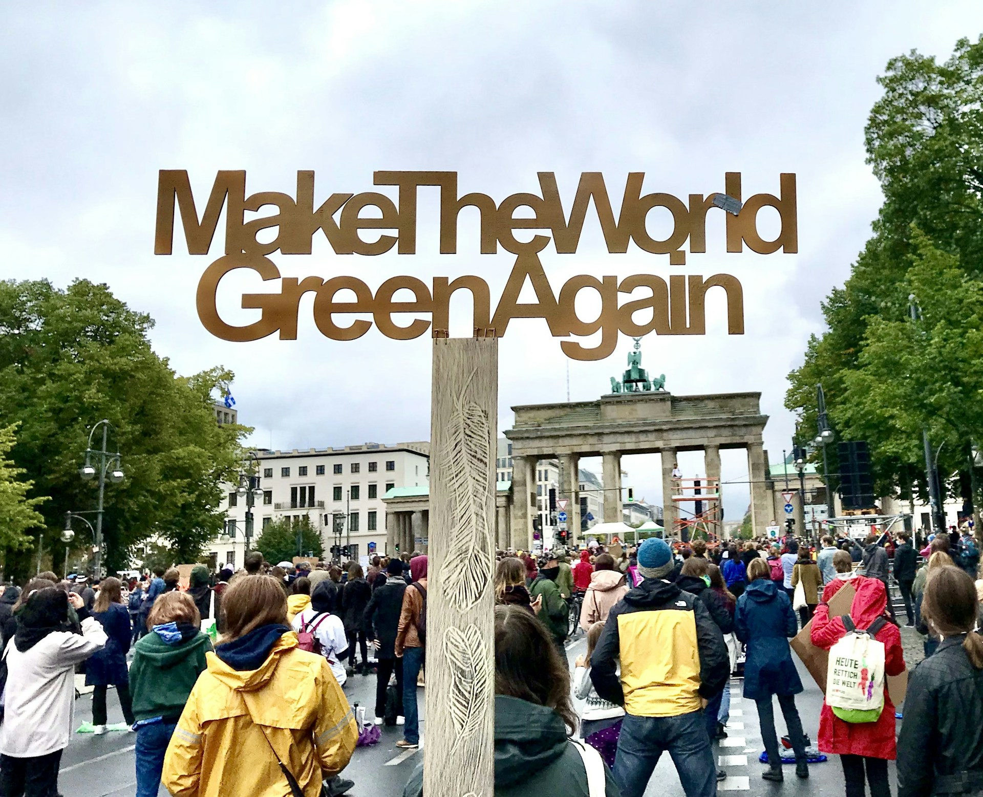 gray computer monitor