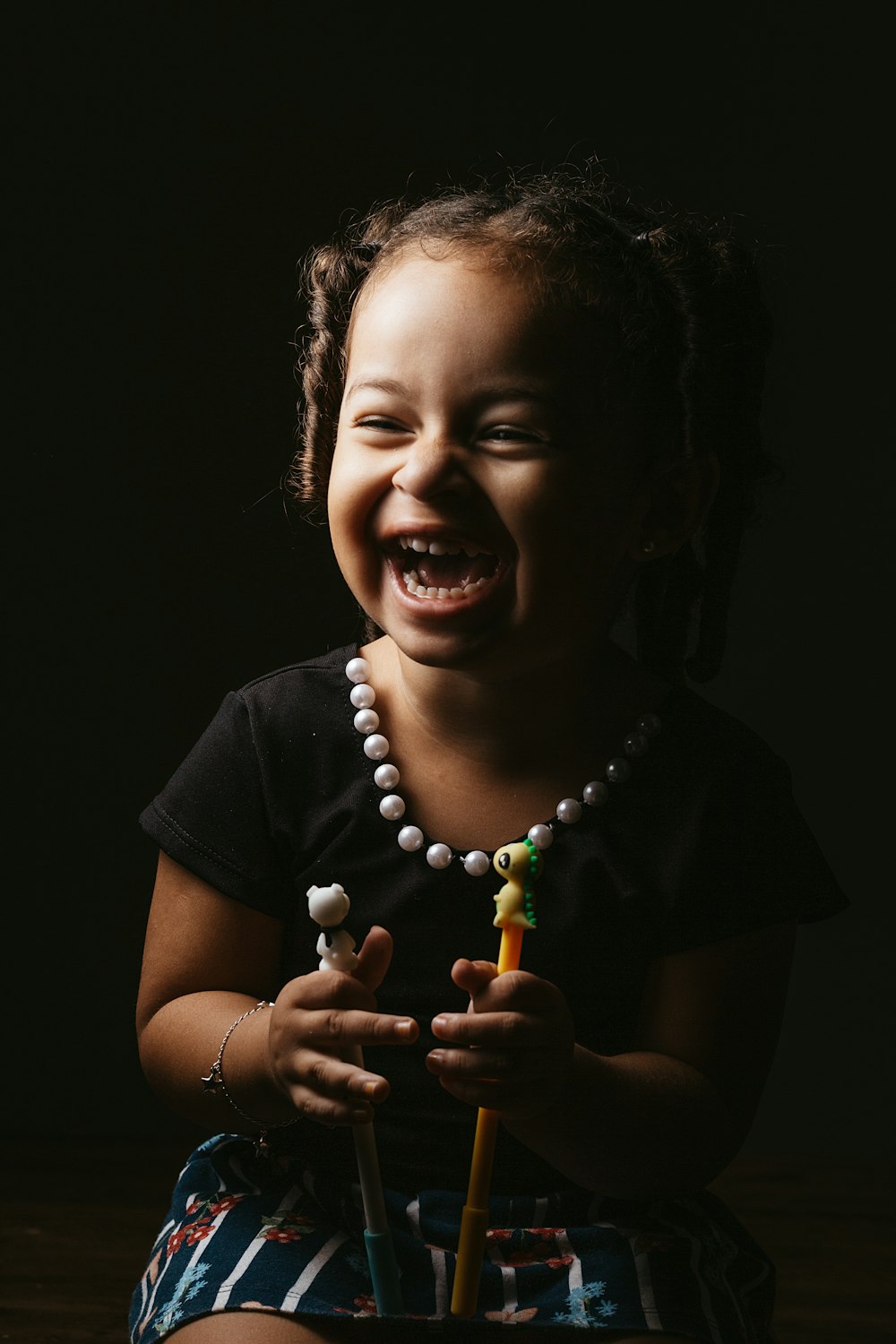 ragazza in t-shirt girocollo nera sorridente