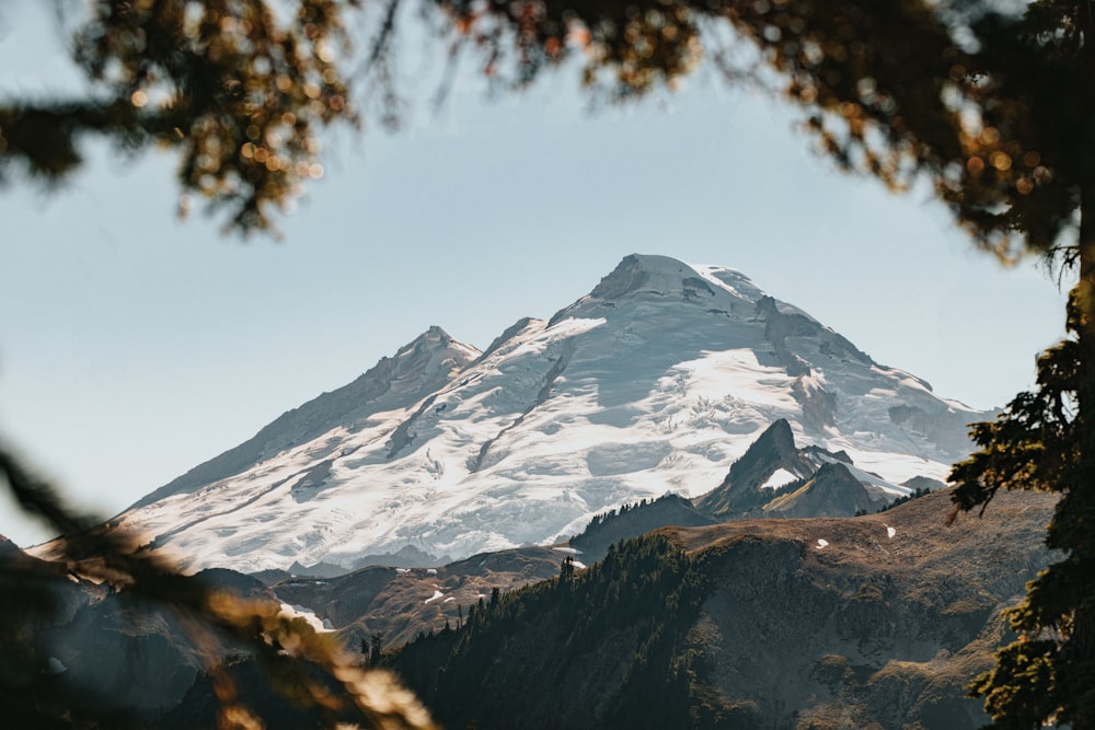 montagne enneigée pendant la journée