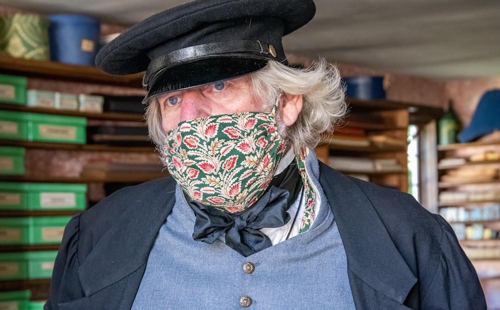 homme au chapeau noir et chemise bleue