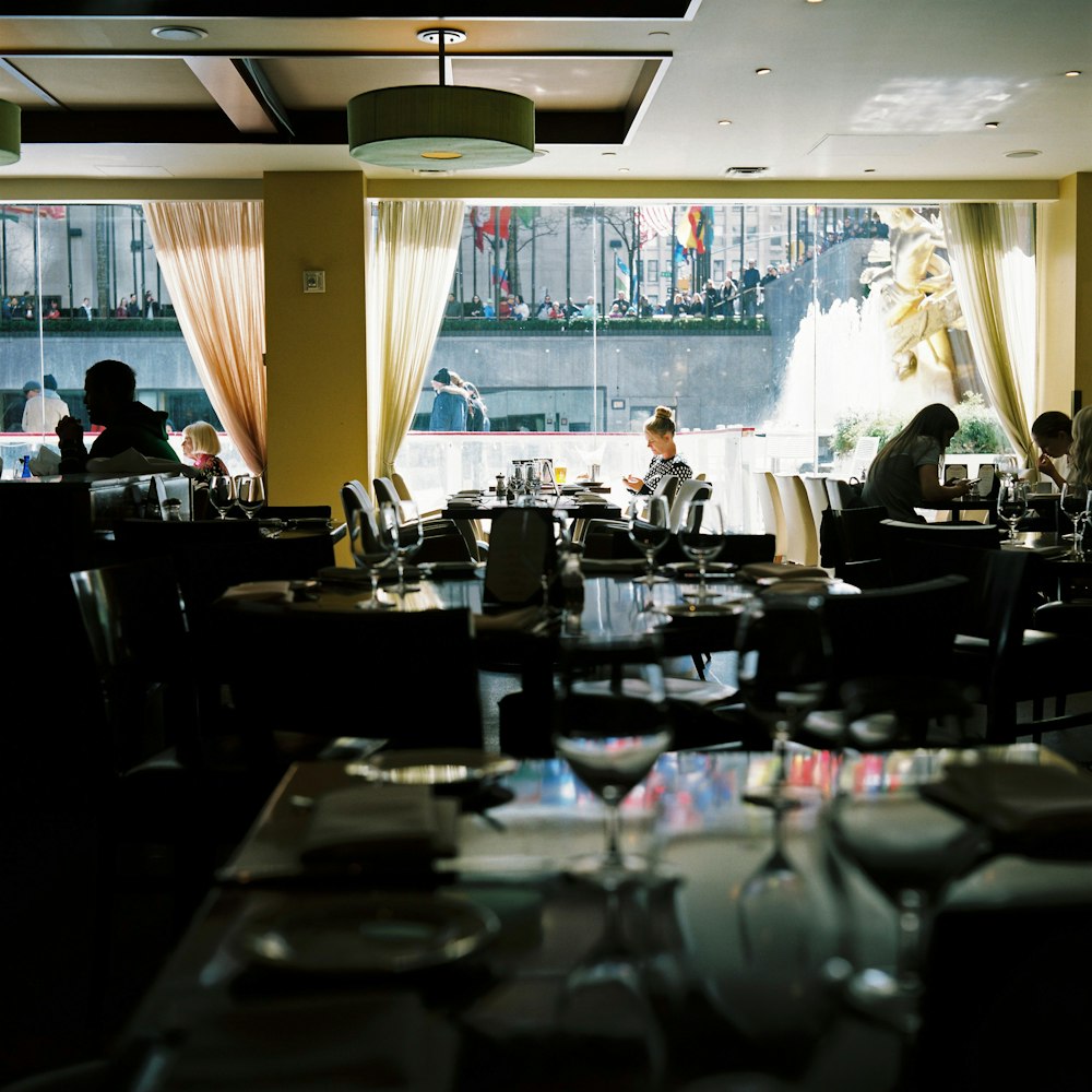 Personas sentadas en sillas dentro del restaurante