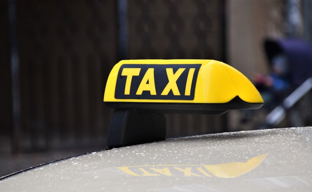 노란색과 검은 색 택시 표지판