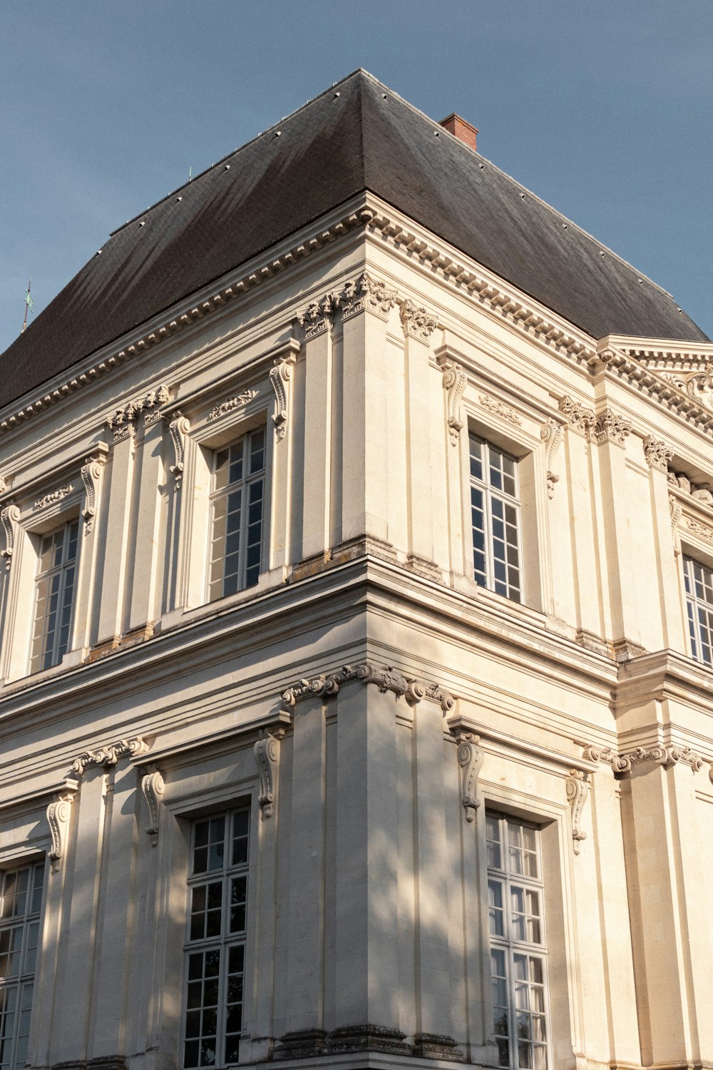 edificio in cemento bianco durante il giorno