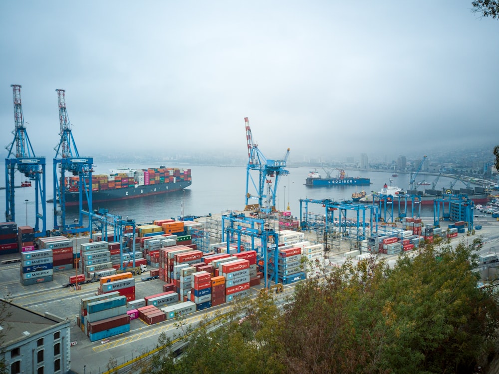 cargo bleu et rouge sur la mer pendant la journée