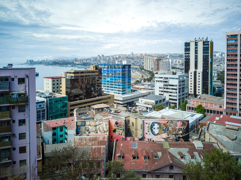 edifícios altos sob nuvens brancas durante o dia