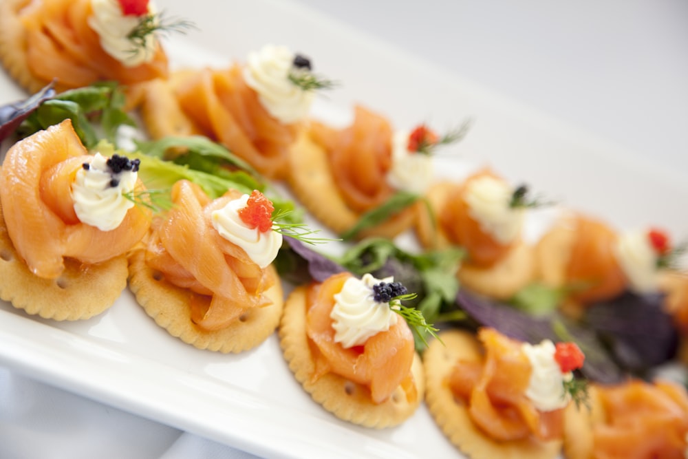 fruta en rodajas en plato de cerámica blanca